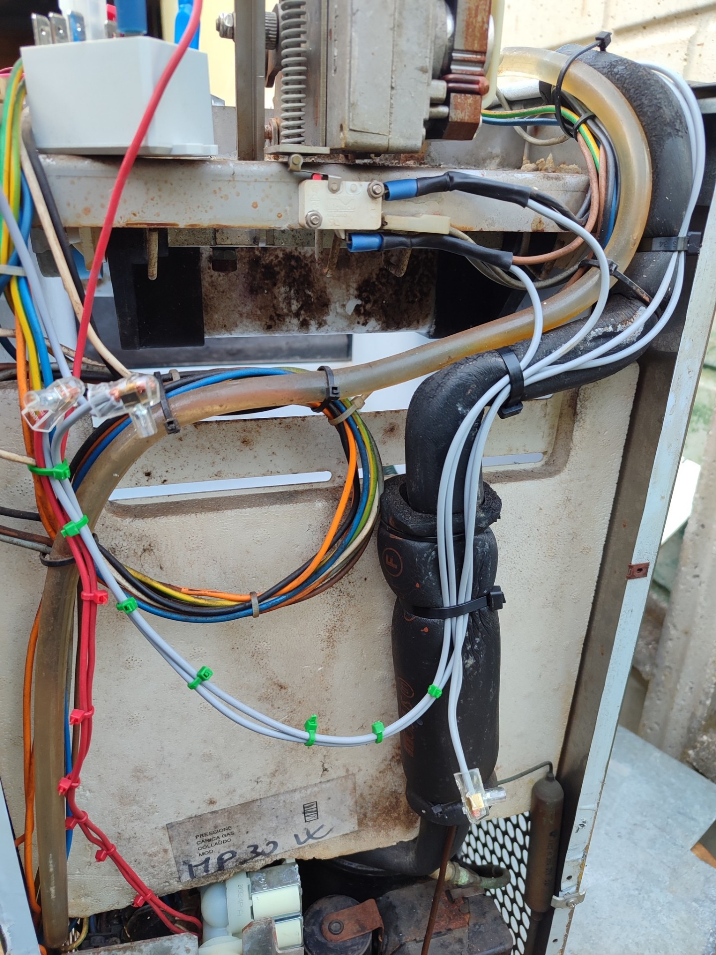 Ricarica gas refrigerante F-Gas su impianto frigorifero